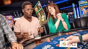 Layar permainan Boom City dengan gulungan warna-warni dan simbol jackpot